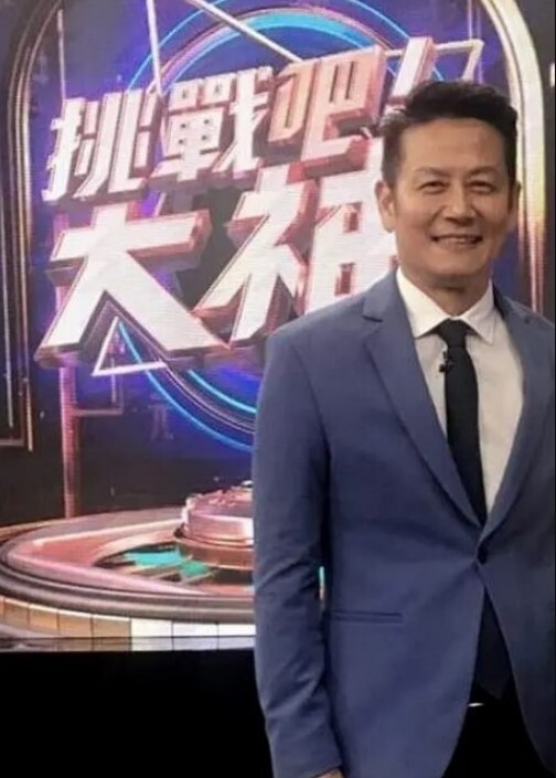快手顶级东北骚妇菲儿居家偷汉通奸大黑逼兴奋潮喷 - 鸡鸭放纵海报